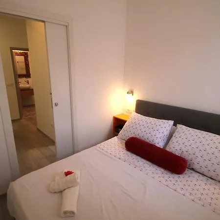 And Cozy In The Centre Of Apartment *
