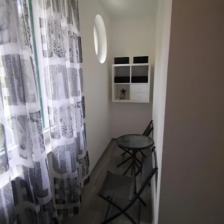 And Cozy In The Centre Of Apartment Split